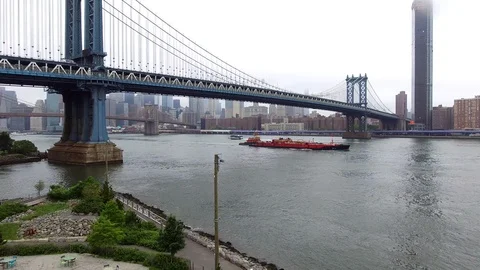 Manhattan Bridge On A Cloudy Day 4K Drone 05 Video stock 94185631