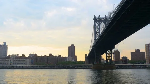 Manhattan Bridge Passing Below On Boat 4k Vidéo 75946373