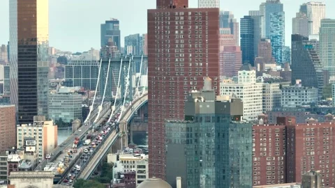 Manhattan Bridge Traffic through Lower East Side Towers 库存影片 205597621