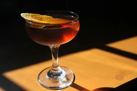 Manhattan Cocktail Dramatic Light Foto stock