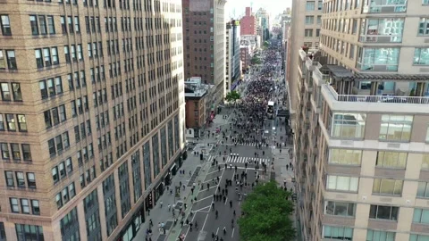 Manhattan Protest moves through Broad City Intersection Stock-Footage 131602917