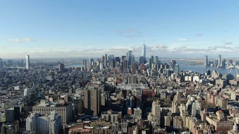 Manhattan rooftops running south to the Lower Manhattan skyline Vídeos de archivo 127047494
