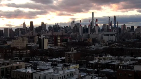The Manhattan skyline backlit from the Queens rooftops Vídeo Stock 103192983