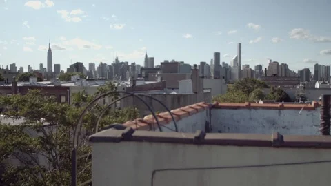 Manhattan skyline over Brooklyn rooftops. New York City. Vídeo Stock 75262519
