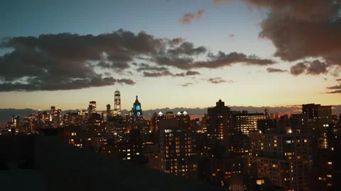Manhattan Skyline at Sunset with Dramatic Clouds Stockbeeldmateriaal 304730350