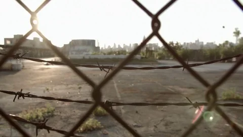Manhattan view through barbed wire, metal fence and empty lot. New York. Vídeo Stock 75328654