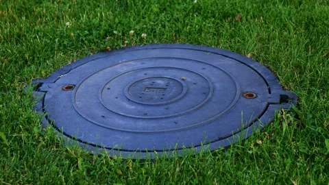 Manhole cover in the grass Stockbeeldmateriaal 257947102