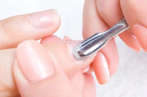 Manicure applying - cleaning the cuticles Foto stock