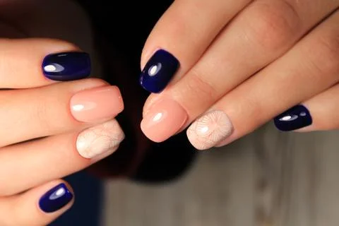 Manicure design nails varnish changes color. Termo Stock-Fotos