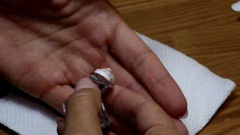 The manicure designer shows the base with the drawn drawing, close-up Vidéo 92632785