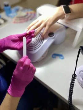 Manicure master working process in beauty studio Foto stock