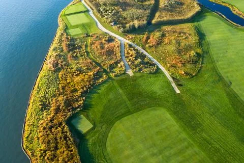 Manicured golf course on the water Stock-Fotos