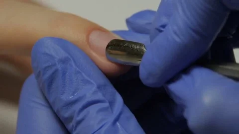 Manicurist processing nail cuticles Vidéo 69166494