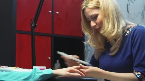Manicurist at work Vidéo 60595077