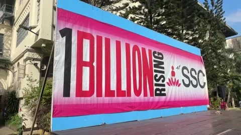 Manila students join One Billion Rising solidarity dance for gender equality, en Stock Footage 328795296