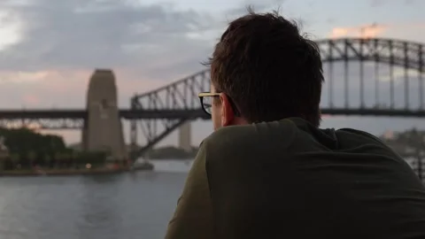 ManlookingatHarbourbridge 스톡 동영상 265143463