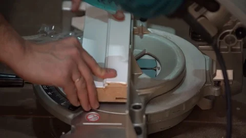 Man/man / worker circular saw makes notches on a white Board, 스톡 동영상 104027988
