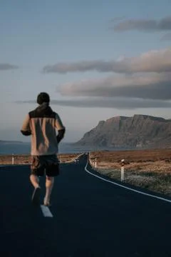 Mann luft auf der Strae nach Famara - Lanzarote Fokus auf Famara Foto stock