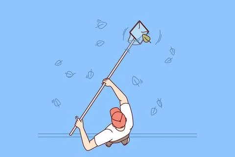 Mann reinigt Pool oder Teich von Laub, das von Bäumen gefallen ist, um Fäu. Foto stock