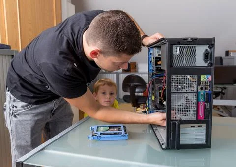  Mann reparierrt einen Computer Ein Mann repariert einen Computer in einem... Stock-Fotos
