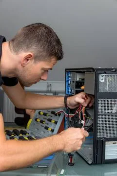  Mann reparierrt einen Computer Ein Mann repariert einen Computer in einem... Stock-Fotos