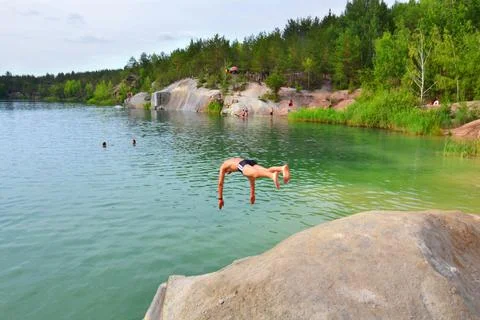 Mann springt ins Wasser Stock Photos
