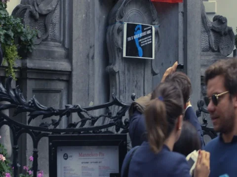 Manneken Pis and tourists in Brussels after terror Stock Footage