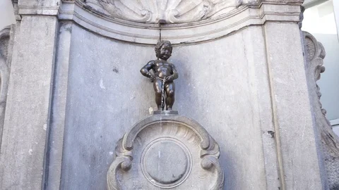 Manneken Pis statue in Brussels Stock Footage 107910605