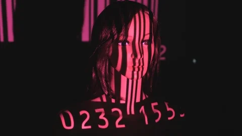 Mannequin with projected UPC code on face. Dolly or slider shot. Vidéo 89701984