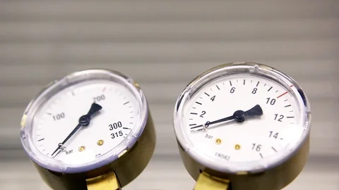 Manometer measures varying pressure Stockbeeldmateriaal 100401662