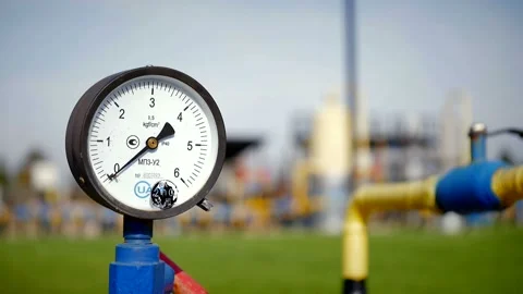 Manometer, smooth focus from close-up on the general view of the gas station Video stock 142495575