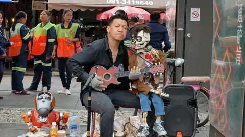 Manop The Puppet street performance at the Chatuchak weekend market,Bangkok. 動画素材 119991684