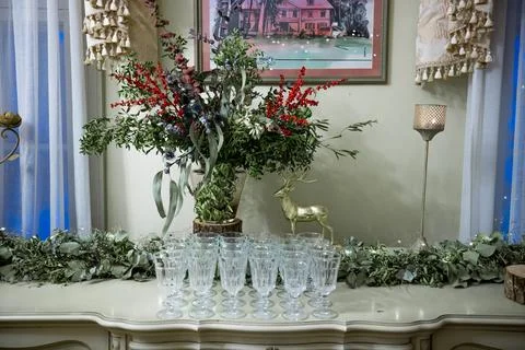 Manor table setting with glasses, ideal for a grand Christmas celebration 스톡 사진