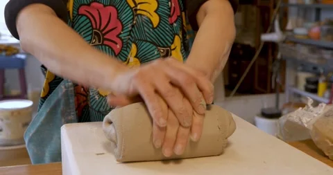 Manos moldeando arcilla Stock Footage 329313576