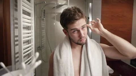 Man's bathroom routine Stockbeeldmateriaal 11846021