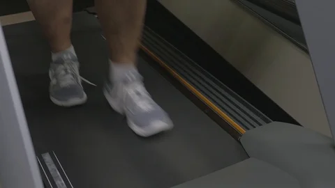 Man's feet walking on treadmill (close up). Stock-Footage 101776940