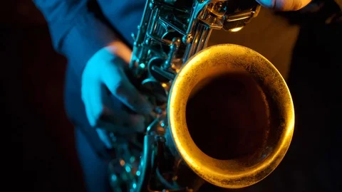 Man's fingers playing on the saxophone. Close up. Black background Vidéo 127053250