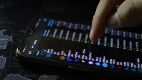 Man's hand analyzing crypto currency price. bitcoin crypto money for business Vidéo 200871818