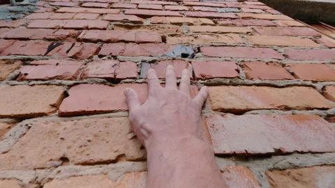 The man’s hand cautiously gropes the brick wall of the building. Stockbeeldmateriaal 342422225