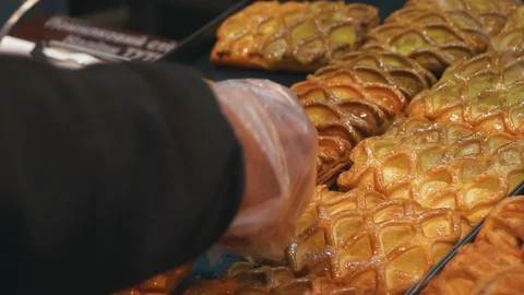 Man's hand choosing fresh puffs with fruit filling in the grocery store, close Vidéo 101255178