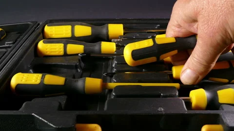 Man’s hand choosing screwdrivers. Vídeos de archivo 66995939