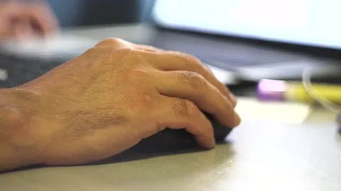 Man's hand controls the controller 4K Vídeo Stock 201611817