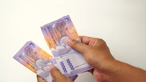 Man's hand counting 10 thousand rupiah banknotes Video stock 294452956