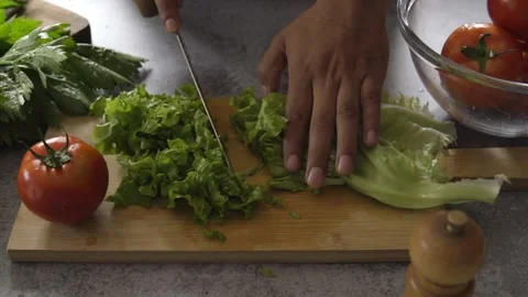 Man's hand cutting some fresh lettuce leaves Stock-Footage 272182072