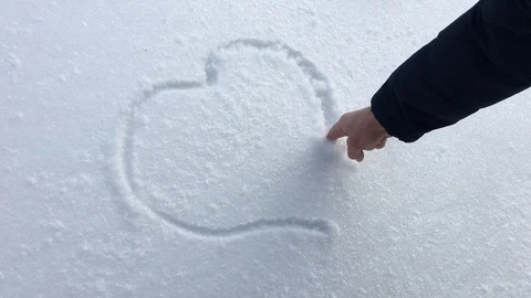 Man's hand draws a heart in the snow. Stock Footage 101229651