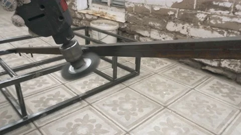 A man's hand with a drill in his hands thoroughly cleans the metal frame Vidéo 145395064