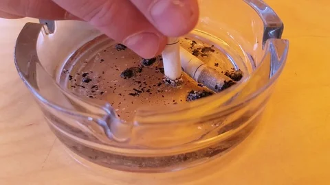 A man's hand extinguishes a cigarette, Stock-Footage 80462540