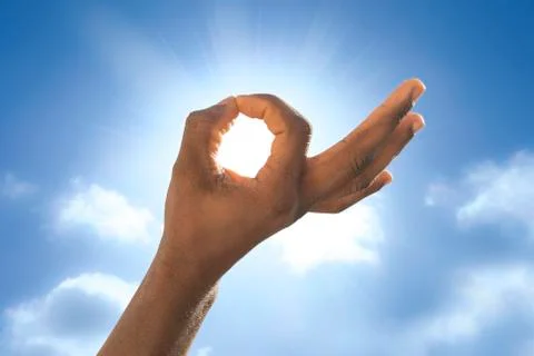 Man's hand in front of the sun Stock-Fotos