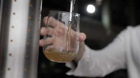 Man's hand with a glass serving draft beer Vídeo Stock 120462206