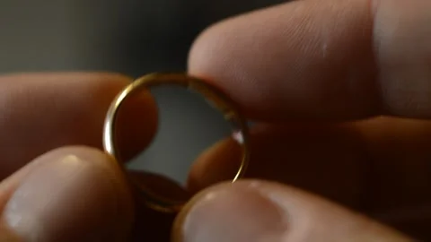 Man's hand hold gold wedding marriage ring in blur background. Stock-Footage 237071055